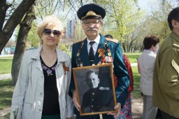 Виктор Тихонович Березуцкий с портретом отца Тихона Фёдоровича Березуцкого