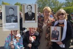 Семья Бондарь с фотографиями родственников и Татьяна Викторовна Лукина, заслуженный работник образования